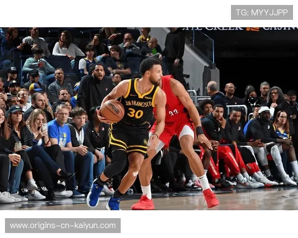 库里突破后仰命中，勇士延续连胜势头