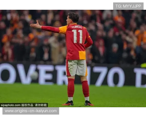 加拉塔萨雷女足杨莉娜底线传中到位，门前抢点顶偏